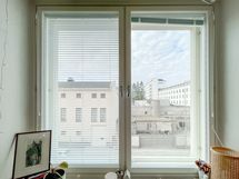 Asunnon ikkunasta kivat näkymät lännen suuntaan.