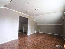 Yläkerran iso huone