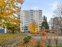 Taloyhtiön pihaa ja tornitalon julkisivu