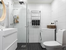 kylpyhuone: kauttaaltaan uusittu - vesieristeet, vesijohdot, laatoitukset, kalusteet