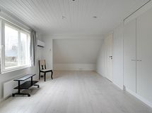 Yläkerran makuuhuone 2