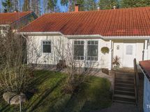 Revontie 26 A etupiha ja sisäänkäynti