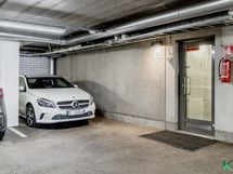Autopaikka sisäänkäynnin vieressä