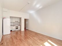 Ison olohuoneen yhteydessä on avokeittiö.