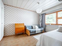 Tilava makuuhuone sisäpihan puolelle