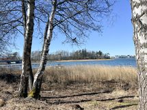 Alueella upeat ulkoilumahdollisuudet merellisissä maisemissa.