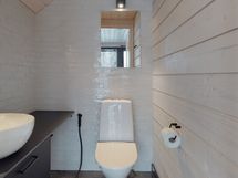 Alakerran wc saunaosastolla