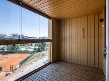 Havainnekuva viidennen kerroksen vastaavanlaisesta parvekkeesta.