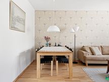 Olohuoneeseen mahtuu ruokapöytä