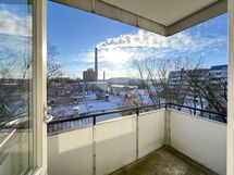 Asunnon parveke ja ikkunat kaakkoon.