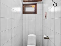 Alakerran kylpyhuoneen yhteydessä oleva wc