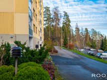 Huolellisesti toteutetut viheristutukset kiinnittävät huomion taloyhtiön pihapiirissä.