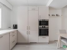 2023 uusitussa keittiössä kätevä aamiaiskaappi.