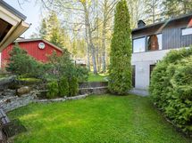 Asiakkaalta saatu kuva, piha-aluetta varaston ja talon välillä