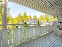 Olohuoneen yhteydessä oleva parveke