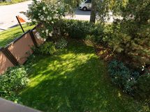 Huoneiston aidattu piha parvekkeelta nähtynä