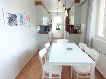 Keittiössä tilaa hyvin pöytäryhmälle