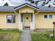 Oman kodin katettu sisäänkäynti