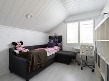 Yläkerran makuuhuone 2