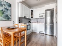 Keittiössä on hyvin kaappi ja tasotilaa!