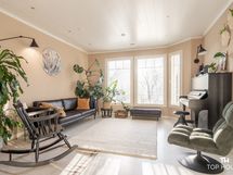 Valoisa ja tilava olohuone