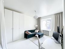 Tilaa on reilusti ja vaaleat pinnat luovat useita sisustusmahdollisuuksia!