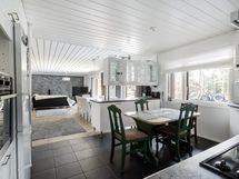 Keittiö ja olohuone yhtenäistä, avointa tilaa