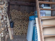 Toinen varastoista puuliiterinä/ Ett av förråden används som vedlider