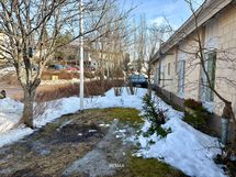 Autokatoksen lisäksi asunnolla kaksi katotonta paikkaa.