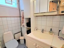 Erillinen wc etuoven vieressä