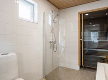 Kylpyhuoneen yhteydessä on asunnon toinen wc