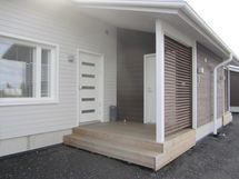 Huoneiston edessä lämmin varasto (sähköpatteri)
