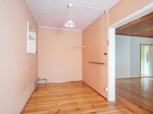 olohuoneen jatkeena esim työtila/makuusoppi