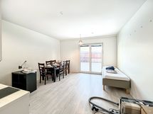 Huone on tilava, ja yhdellä seinustalla on ranskalainen parveke.