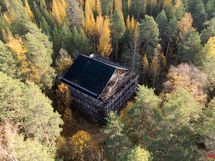 Talon seinustalla rakennustelineet