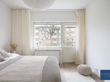 Makuuhuoneesta on käynti parvekkeelle