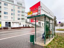 Lähellä on useampi pysäkki ja juna-asemalle kävelee n. 5 minuutissa