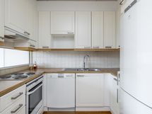 Keittiössä on on runsaasti kaappi- sekä laskutilaa ja sen edustalla on paikka ruokailuryhmälle.