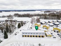 Taloyhtiön sijaitsee rauhallisessa Viikin kartanomiljöössä. Taustalla pilkottaa Pyhäjärvi.