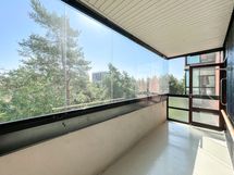 Lasitettu parveke on tilava ja aamuauringon suuntaan, itään.