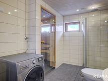 Oma sauna, kodinhoitotila ja toinen wc ovat todella käytännöllinen kokonaisuus perheen arjessa.
