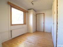 Pukuhuone, käynti ulos etupihalle.
