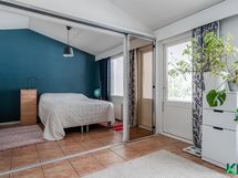 Yläkerran kaksi makuuhuonetta voi erottaa liukuovilla.