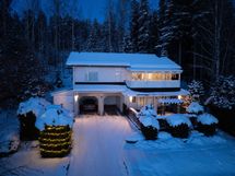 Autokatos kahdelle autolle, takana lämmin varasto/työtila sekä sivussa kylmä varasto