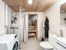 Kylpyhuoneessa on oma paikka pyykinpesukoneelle.