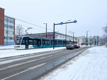 Pikaratikka ja bussit liikennöivät läheisellä Pakilantiellä.