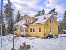 Julkisivua edestä talvi