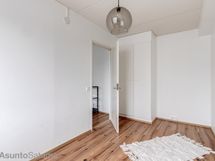 Makuuhuone työpisteellä.