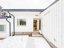 Kodin etupihalla on oma varasto, aivan sisäänkäynnin vieressä.