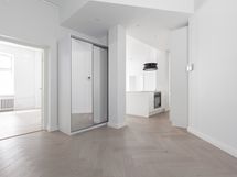 Tilava eteisaula. Kaksi isoa vaatekaappia.